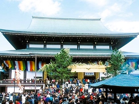 ［千葉県］成田山新勝寺　初詣参拝客を迎える「大しめ縄」の飾り付け