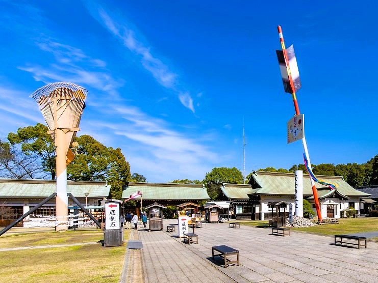 ［大分県］護国神社に「高さ12ｍの熊手」と「長さ18ｍの破魔矢」をクレーンで設置