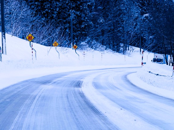 ［長野県］軽四貨物とラフターが正面衝突　1台が炎上し1人死亡