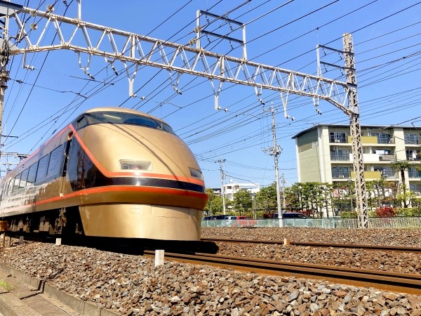 ［台湾］特急スペーシアが台北駅前に出現　台湾の市街地を深夜に輸送