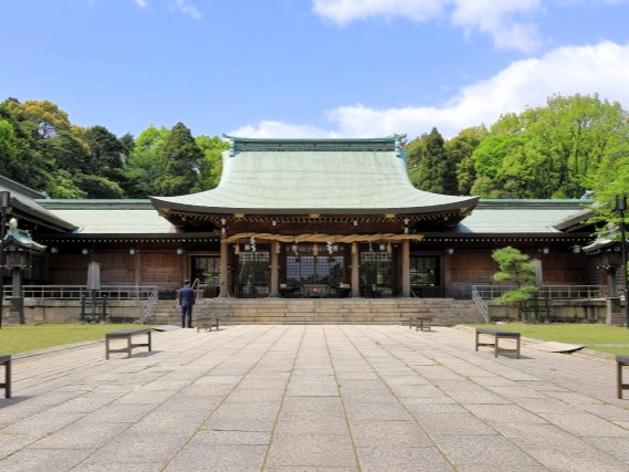 ［大分県］護国神社に「高さ12ｍの熊手」と「長さ18ｍの破魔矢」をラフターで設置