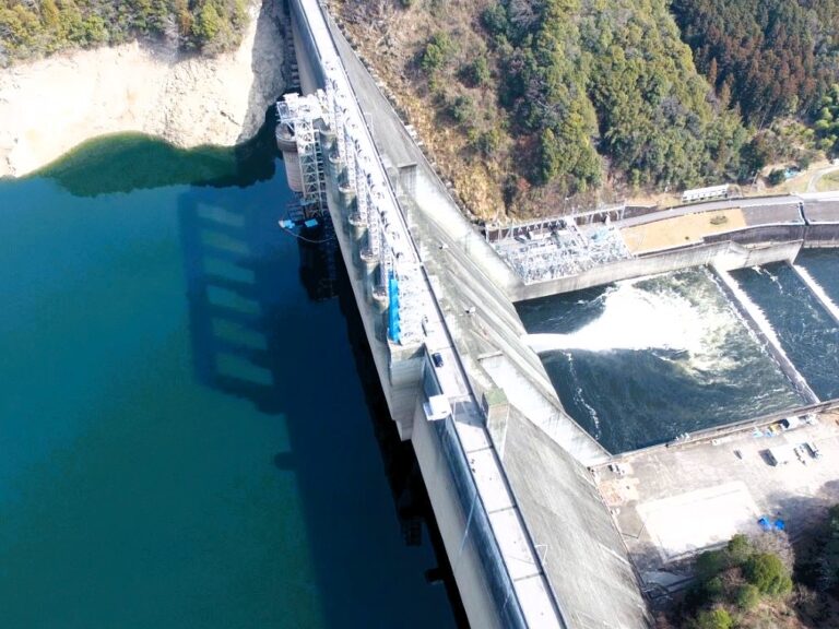 ［高知県］国内初の大規模工事　早明浦ダムで610トンの「扉体」を水中移動するクレーン作業が完了