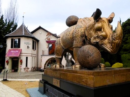 ［山梨県］河口湖「音楽と森の美術館」に届いたプレゼントは赤御影石の波除獅子