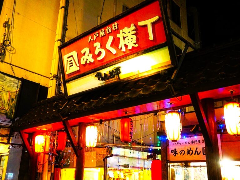 ［青森県］地震の震度6強　八戸市「八戸屋台村みろく横丁」の門撤去