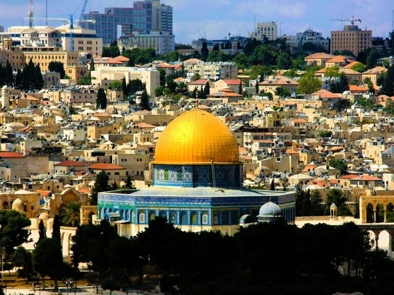 ［エルサレム］地上300ｍ「景色見たかった」少年がクレーンに7時間