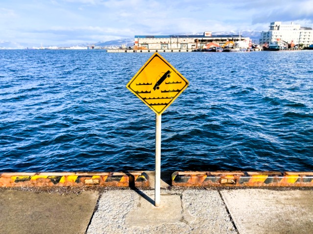 ［静岡県］浜名湖に軽乗用車が転落・怪我人なし（運転の60代男性は手動の窓開け自力で脱出）