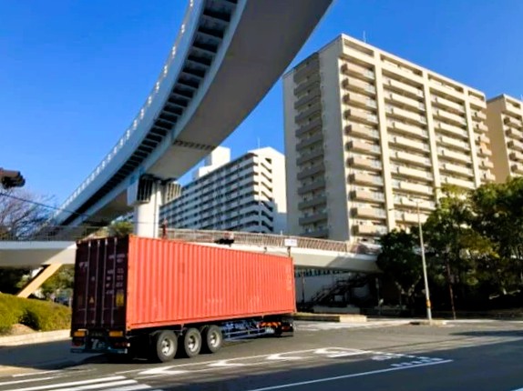 ［物流ニッポン］ポートアイランド、神戸市が海コン車両う回要請　う回先のカーブが急で横転懸念