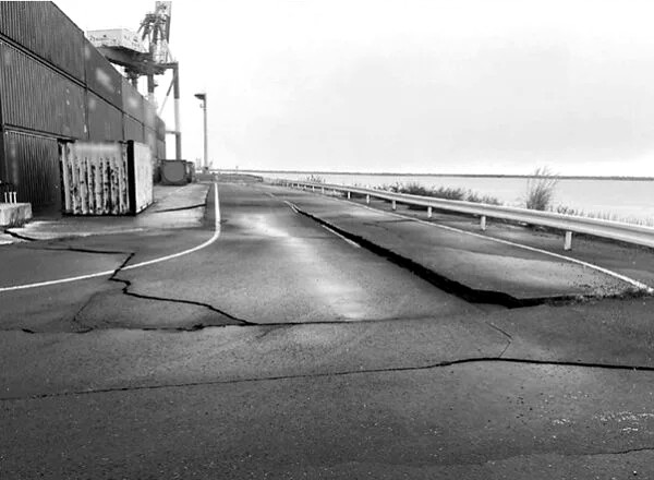 ［物流ニッポン］青森県東方沖地震、八戸港埠頭ひび割れ　倉庫で破損や荷崩れ　国道も一時通行止め