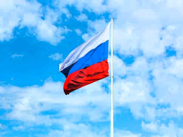 ［ロシア］ロシアで工業用クレーンが倒壊　運転室の女性が転落して負傷