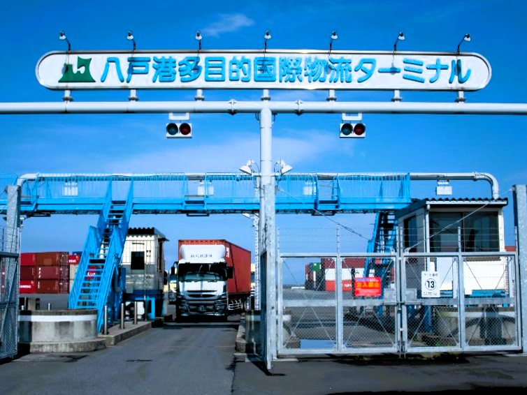 ［青森県］八戸港コンテナターミナルに残る地震の爪痕