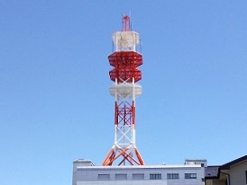 ［青森県］震度6強で被災したNTT八戸ビルの鉄塔　修復とメンテナンスを終え足場撤去へ