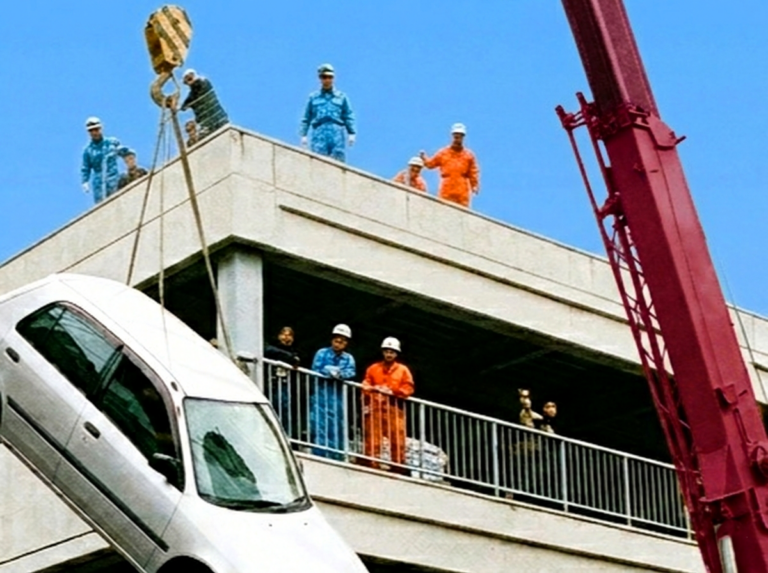 ［広島あの日のきょう］車が宙づり！テレビロケを事故と勘違い（2001年）消防車が出動する騒ぎに