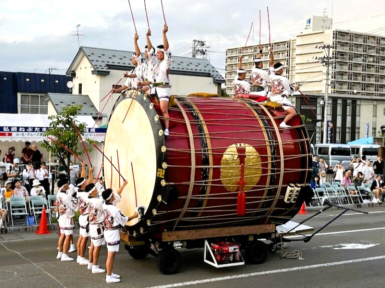 ［青森県］津軽情っ張り大太鼓19年ぶりクレーンを使って大規模修繕　28日まで一般公開