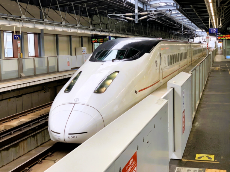 ［熊本県］熊本地震で脱線した新幹線「つばめ」1号車。2週間かけ陸海路で「九州縦断の旅」へ再出発。