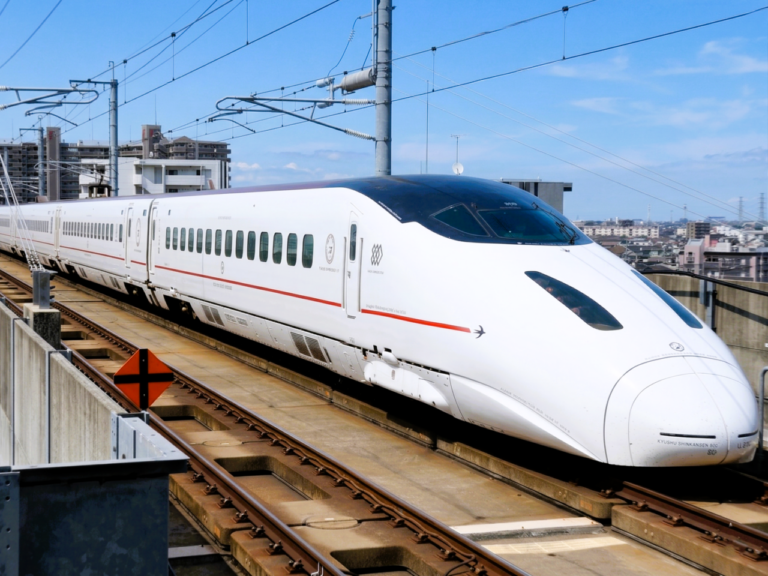 ［熊本県］地震被災の「つばめ」九州巡る旅へ　新幹線車両　熊本港から出航