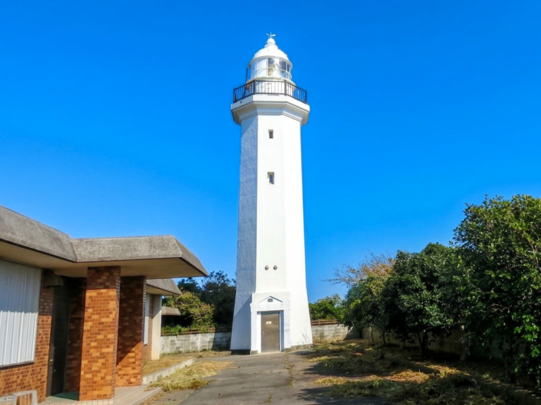 ［千葉県］外房の海を照らす新たな光　勝浦灯台の光源、長寿命のLEDにラフターで交換！
