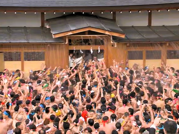 ［愛知県］愛知・国府宮神社で「大鏡餅奉納奉告祭」直径2ｍ40cm、重さ約4tの大鏡餅が拝殿に