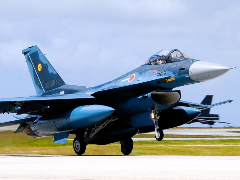 ［茨城県］100tクレーンで戦闘機を吊り上げる“衝撃の光景”を公式公開