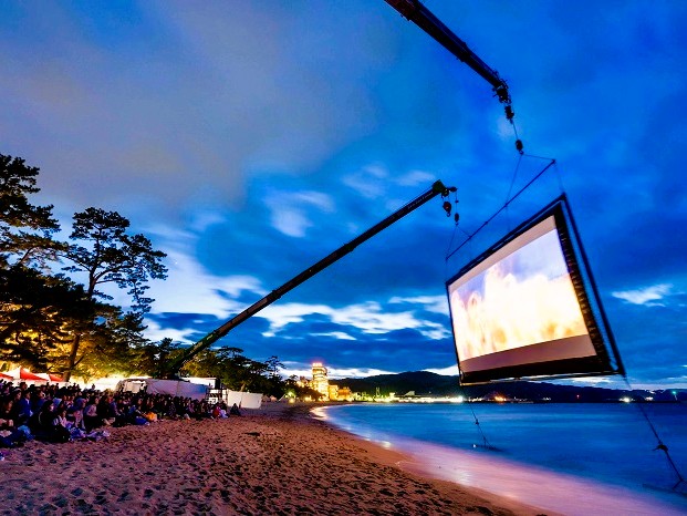 ［徳島県］海上につるされた大型スクリーンで映画を楽しめる「うみぞら映画祭2026」淡路島で開催！