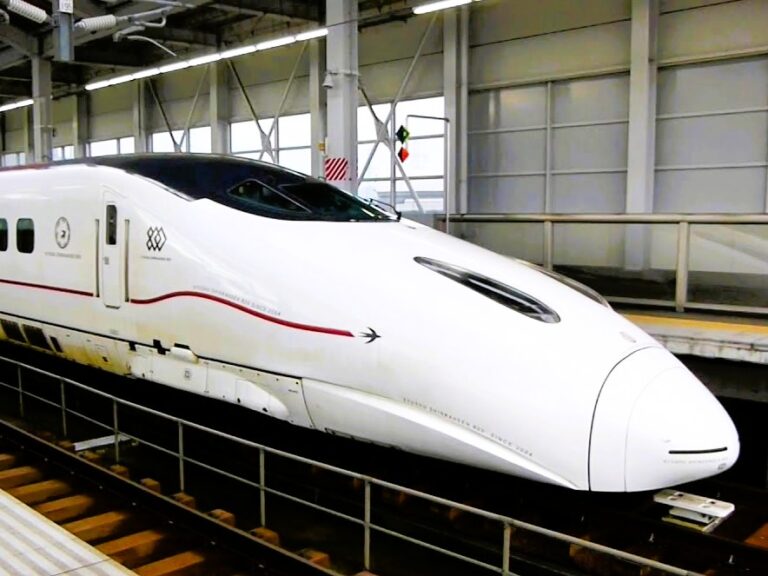 ［福岡県］九州を大冒険した新幹線「つばめ」JR博多駅前に4月19日まで展示　