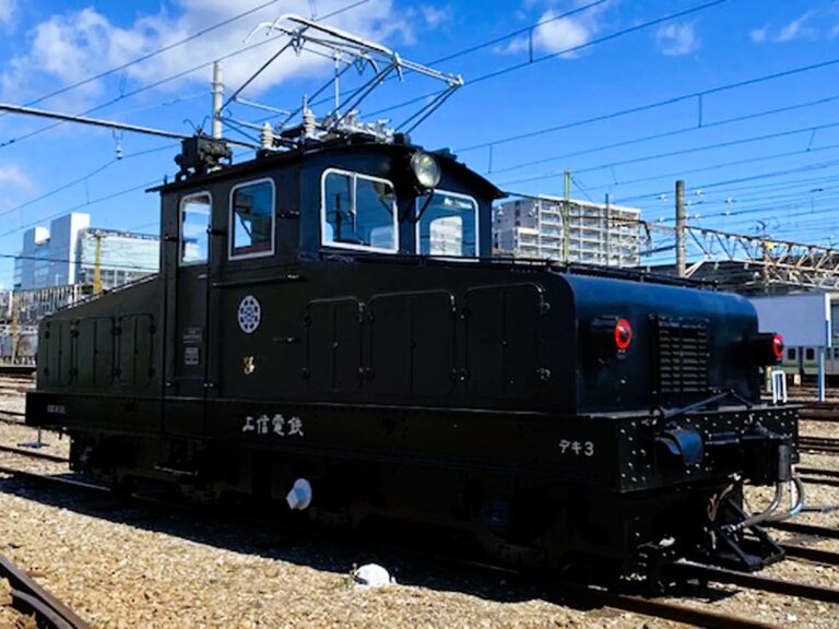 ［群馬県］ネギ運び町の産業支えた機関車「デキ」下仁田駅にラフターで相吊りで展示！