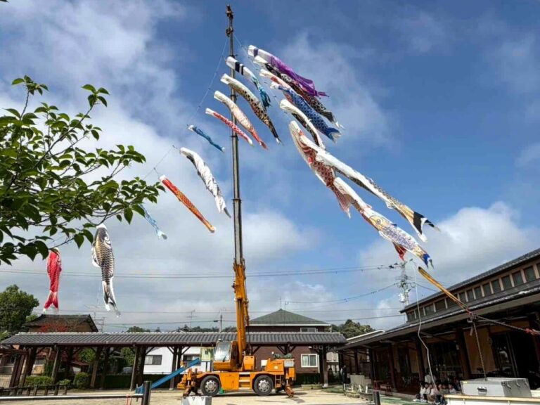 ［熊本県］空高く舞う夢と安全への学び！山鹿保育園に「古賀クレーンこいのぼり」が登場！