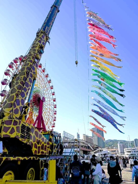 ［兵庫県］セーフティークレーンが掲げるこいのぼり　神戸の空に舞う子供たちの「夢」in 神戸ハーバーランド