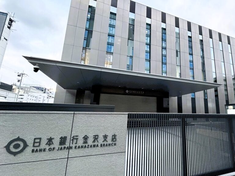 ［石川県］旧日銀金沢支店の塀撤去始まる。来年5月の金沢21世紀美術館へ向けてクレーン作業。