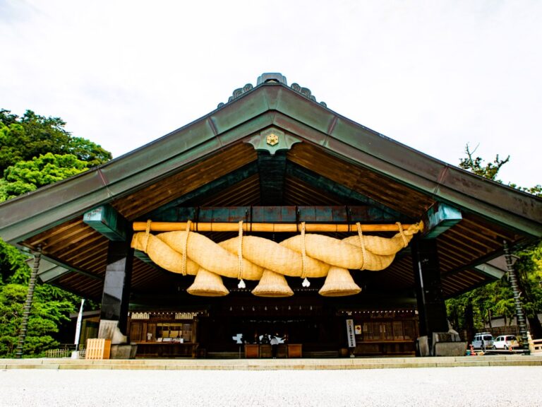 ［島根県］出雲大社8年ぶり「大しめ縄」劣化でクレーンを使って架け替え（長さ13.6m 重さ約5t）