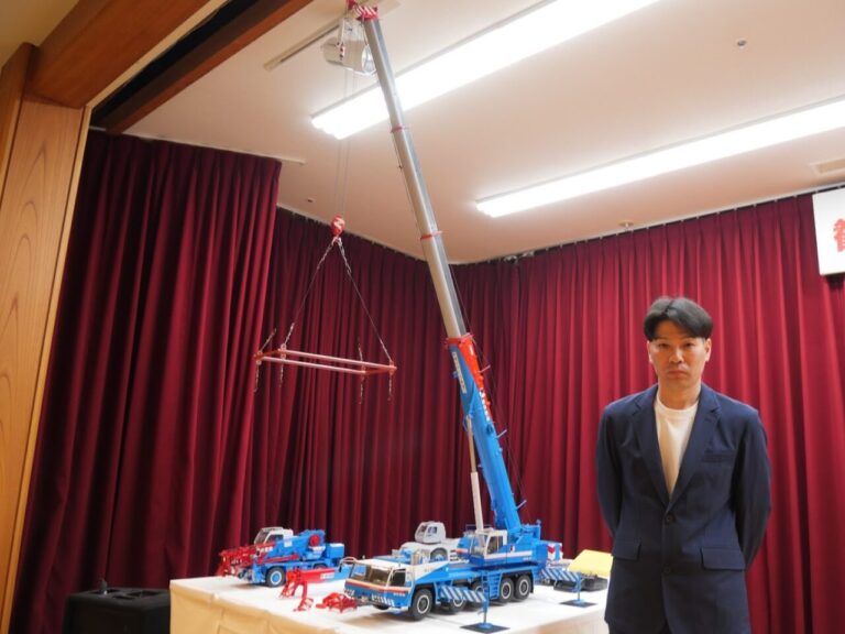 ［物流ニッポン］模型製作の酒井盛次氏、仕事関係なくゼロから！クレーンジャパン（麻生カップ）の道後温泉で開催された前夜祭で模型を展示！