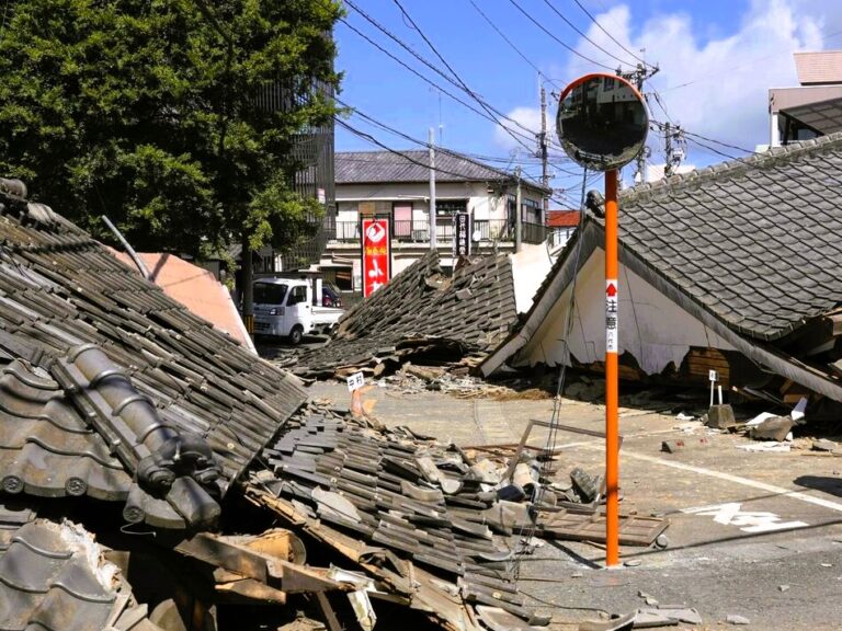［熊本］地震の死者35人に。生存率が急激に下がる「72時間の壁」迫る。イオンモールでは救助活動続く。