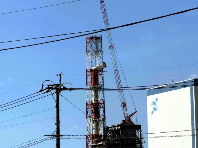 ［熊本県］日本製紙八代工場でクレーンを使って損傷した煙突の撤去作業進む　取引企業は数百社　地域経済への影響は