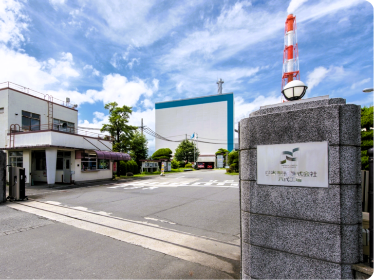 ［熊本県］日本製紙八代工場でクレーンを使っての煙突の撤去作業始まる　煙突倒壊9人死亡