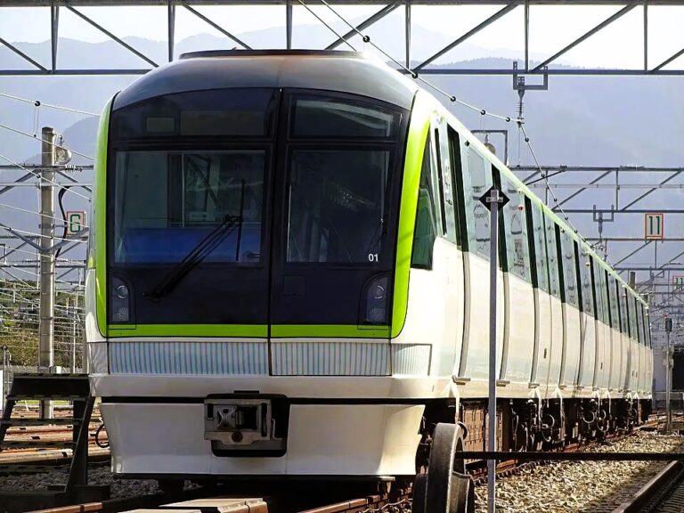 ［福岡県］福岡市地下鉄七隈線の混雑緩和へ（朝の乗車率130％）増便の新型車両「3000A系」ラフター2台の相吊りで陸揚げ