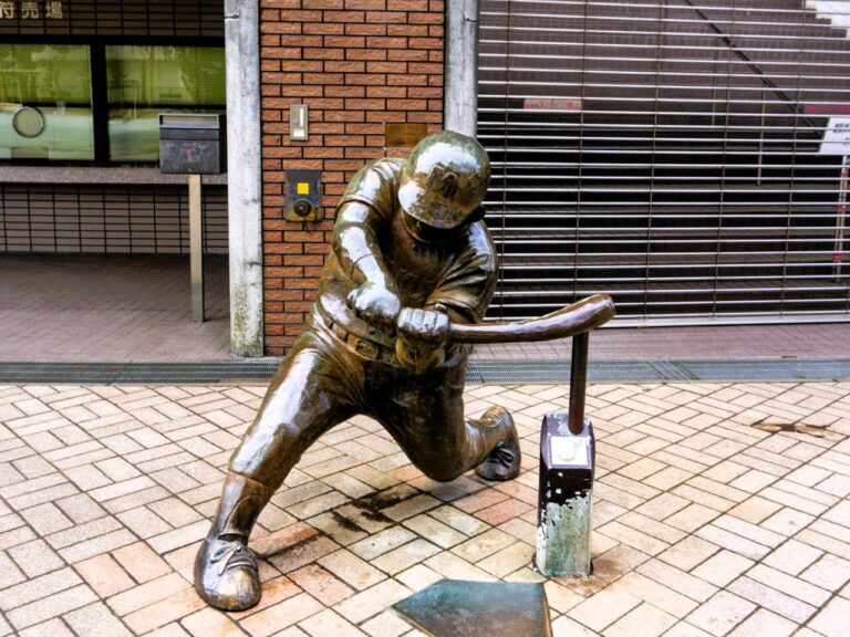 ［神奈川県］200kgのドカベン像　積載型トラッククレーンで宙に浮く　大和スタジアムの園芸博での展示に向け移設工事