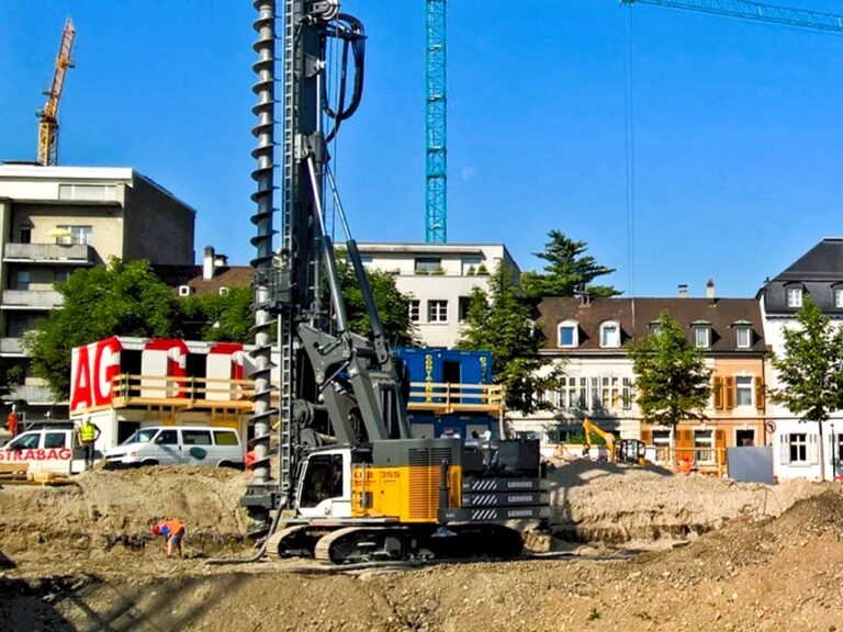 ［アメリカ］フロリダの住宅街で掘削機（LRB355.1）が倒れ車3台とコンテナ巻き込まれる　運転手はジャンプして脱出