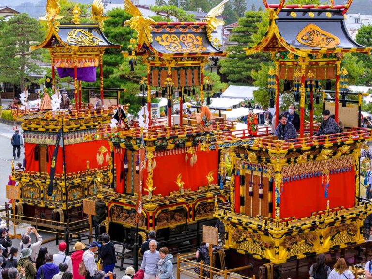 ［岐阜県］10月9日＆10日開催　JR高山駅前に祭りを知らせる高さ15ｍの「のぼり旗」なびく