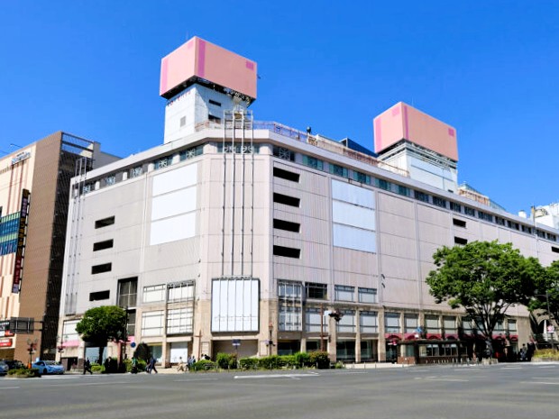 ［宮城県］仙台駅西口の旧さくら野百貨店　取り壊し本格化　クレーンで解体用重機で吊り上げ