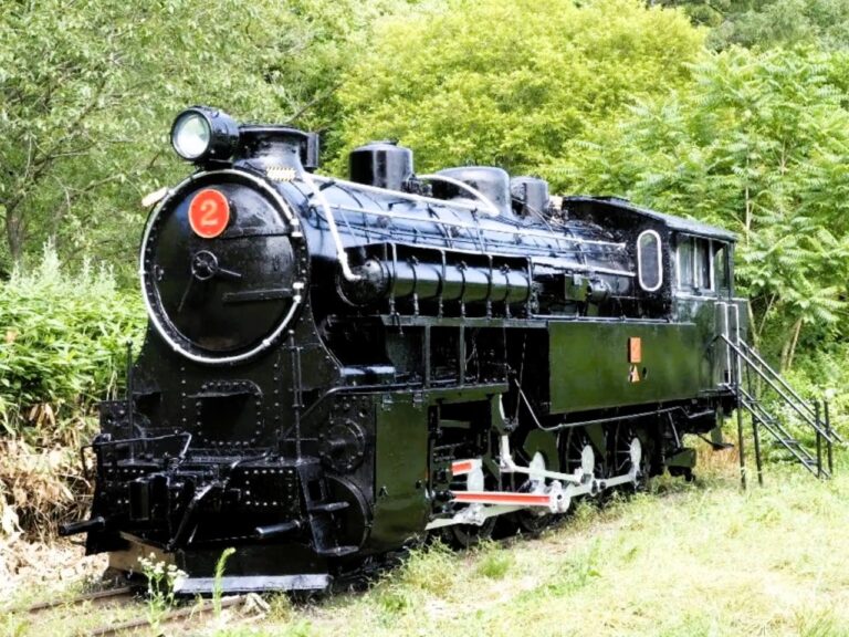 ［北海道］かつて道内で活躍した蒸気機関車2両を安平町にてクレーンで設置