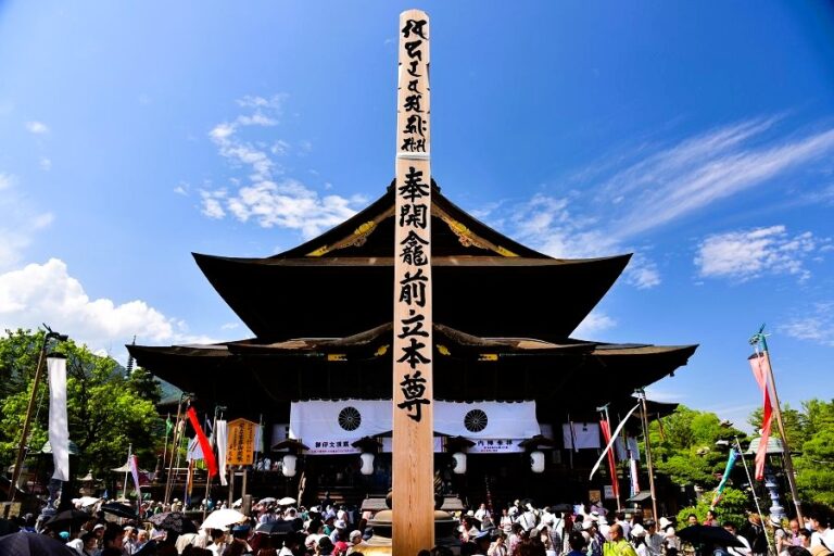 ［長野県］スギの大木を製材し回向柱へ　来年4月からの善光寺御開帳へ準備進む