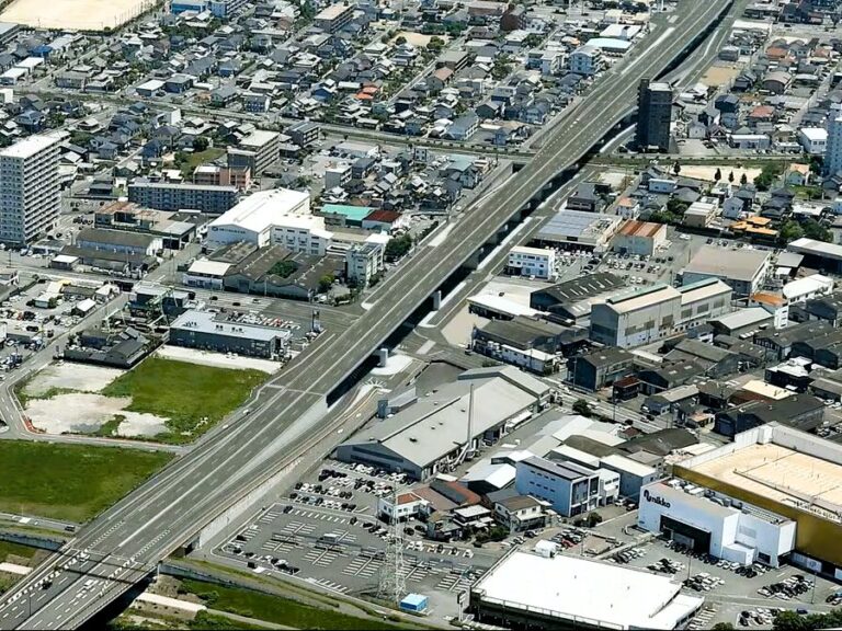 ［大分県］庄の原佐野線の下郡工区で最後の橋げた架設が始まる　クレーンで16トンの橋げたを吊り上げ