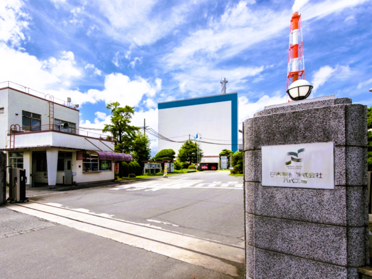 ［熊本県］日本製紙八代工場で被災を免れた煙突、撤去作業が進む「余震時の住民の安全を最優先に」